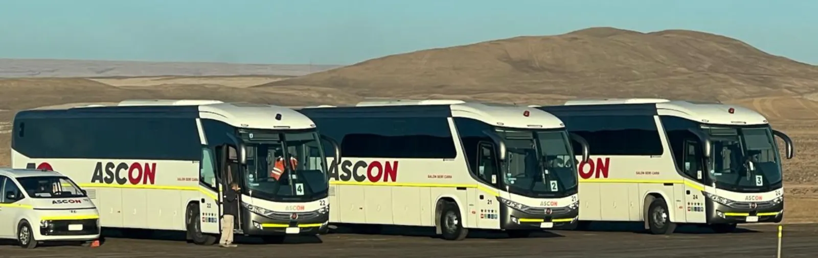 Flota de buses ASCON en faena, norte de Chile
