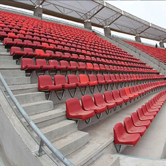 Graderías de hormigón con butacas rojas en el estadio ampliado