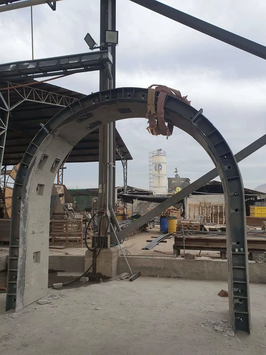 Molde metálico en forma de arco para fabricar una pieza especial, dentro de la planta