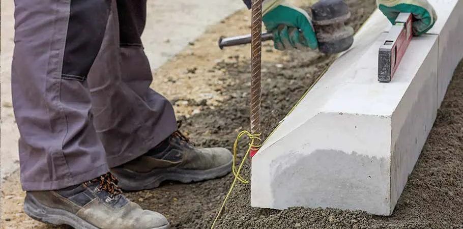 Solera de hormigón recién instalada, alineada con línea de replanteo