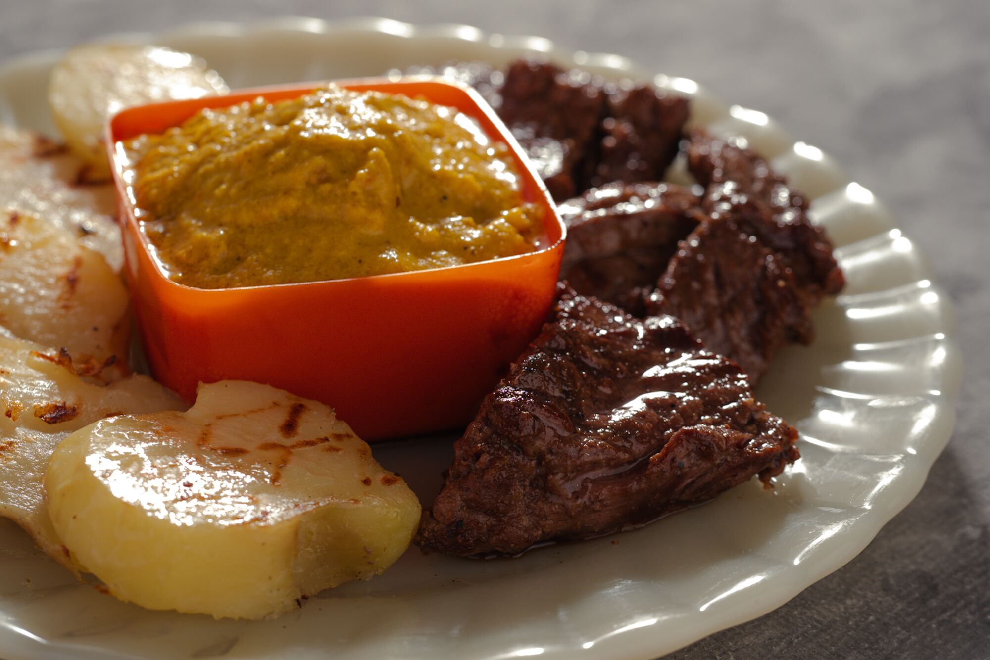 Anticuchos a la brasa en Nativa