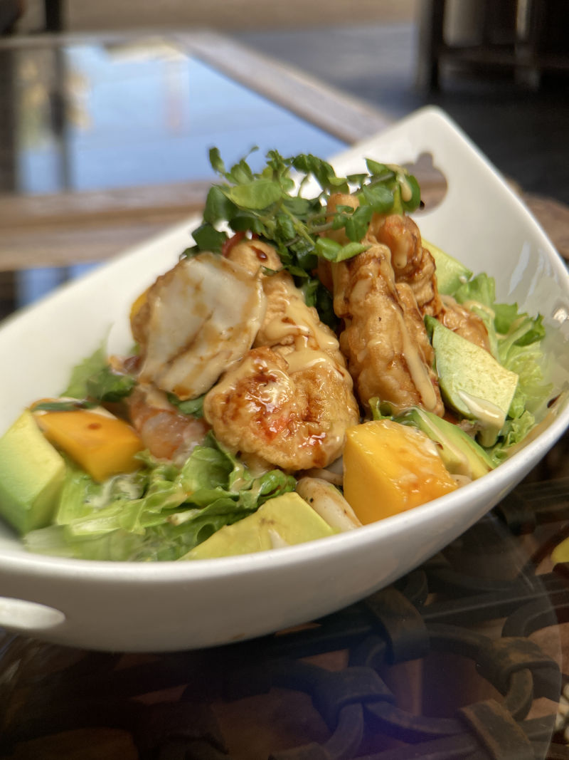Ensalada de mariscos con mango y palta de Rayú